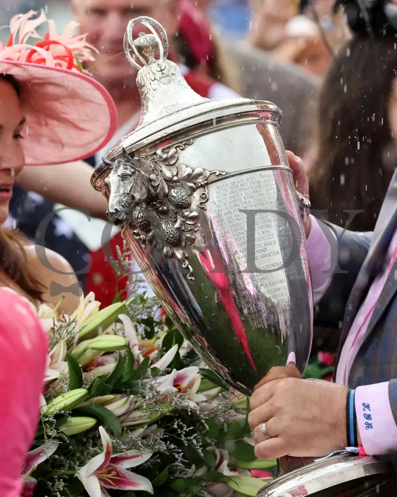 Thorpedo Anna - The Longines Kentucky Oaks G1 05-03-24 R11 Churchill Downs Trophy 01